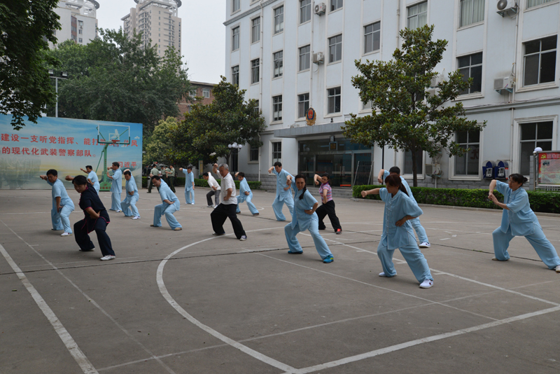 聘請陳式太極拳知名教練教學(xué)，開展太極拳興趣小組活動(dòng)。