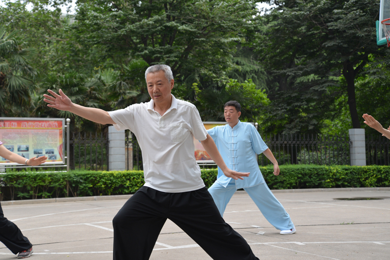 聘請陳式太極拳知名教練教學(xué)，開展太極拳興趣小組活動(dòng)。