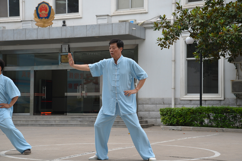 聘請陳式太極拳知名教練教學(xué)，開展太極拳興趣小組活動(dòng)。