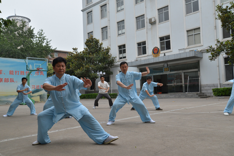 聘請陳式太極拳知名教練教學(xué)，開展太極拳興趣小組活動(dòng)。