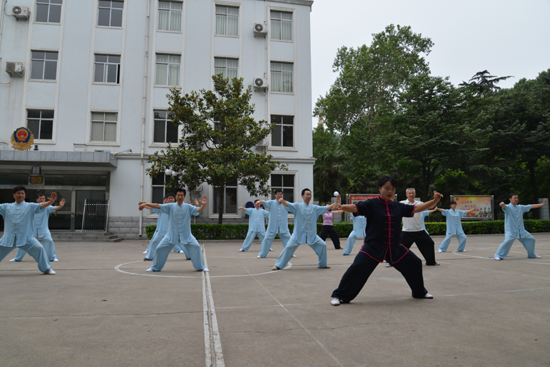 聘請陳式太極拳知名教練教學(xué)，開展太極拳興趣小組活動(dòng)。