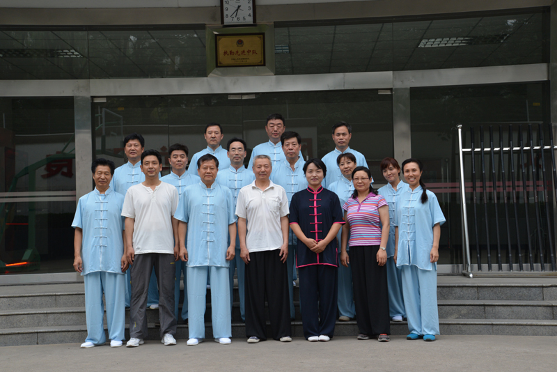 聘請陳式太極拳知名教練教學(xué)，開展太極拳興趣小組活動(dòng)。