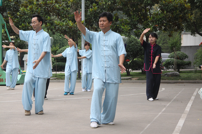 聘請陳式太極拳知名教練教學(xué)，開展太極拳興趣小組活動(dòng)。